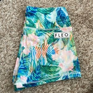 Fleo shorts size medium